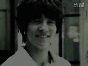 眼睛里闪闪发亮 谁知道那个一夜爆红是噩梦的开始呢?