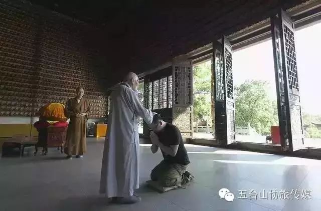黄海波跪拜93岁高僧 被摸头疑摸顶受戒
