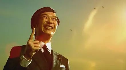 然后到了那部收视率过百分之四十的神剧中,他又变得大义凛然.