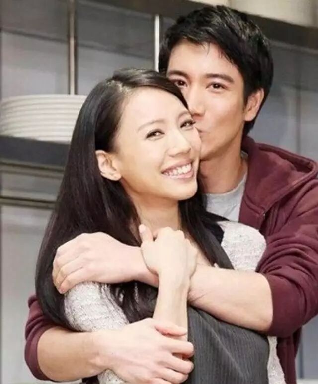 王力宏爱妻怀第二胎穿平底鞋现身医院