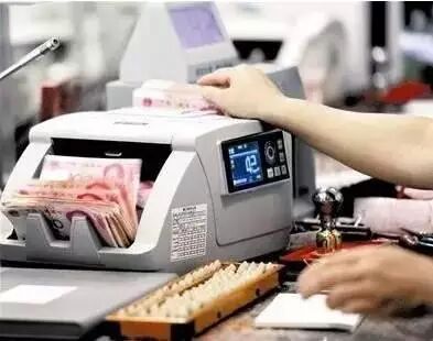 把钱存入银行，实际上是在补贴富人！