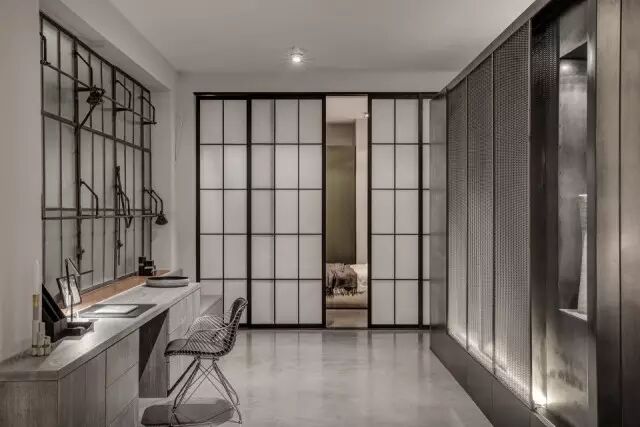 这是一个定制的公寓，讲述着两位主人的人生。