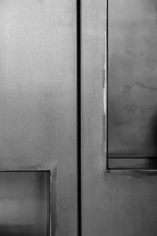 这是一个定制的公寓，讲述着两位主人的人生。