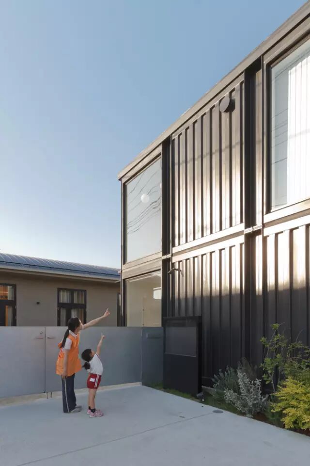 日本这个用集装箱改装的幼儿园，环保又抗震！