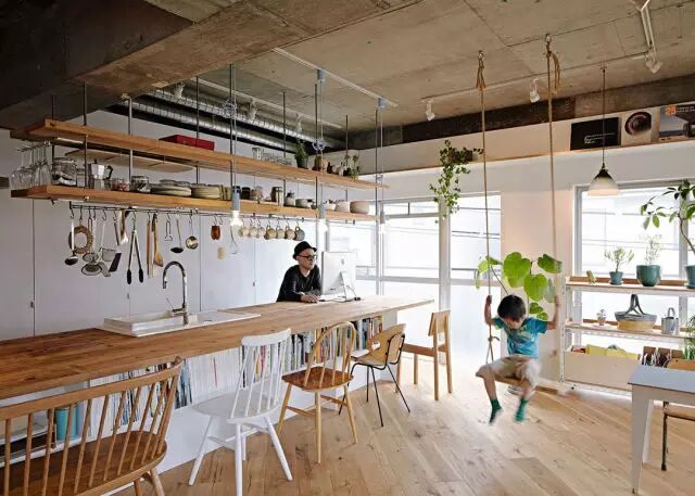 日本 67 平米公寓改造，一张长桌扮演了四种角色！