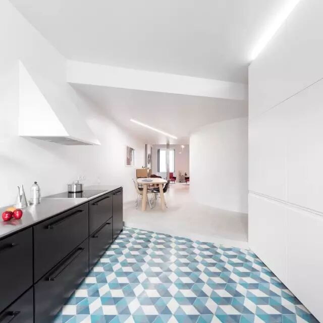 一堵半圆形的分隔墙，划分日夜不同的生活空间！