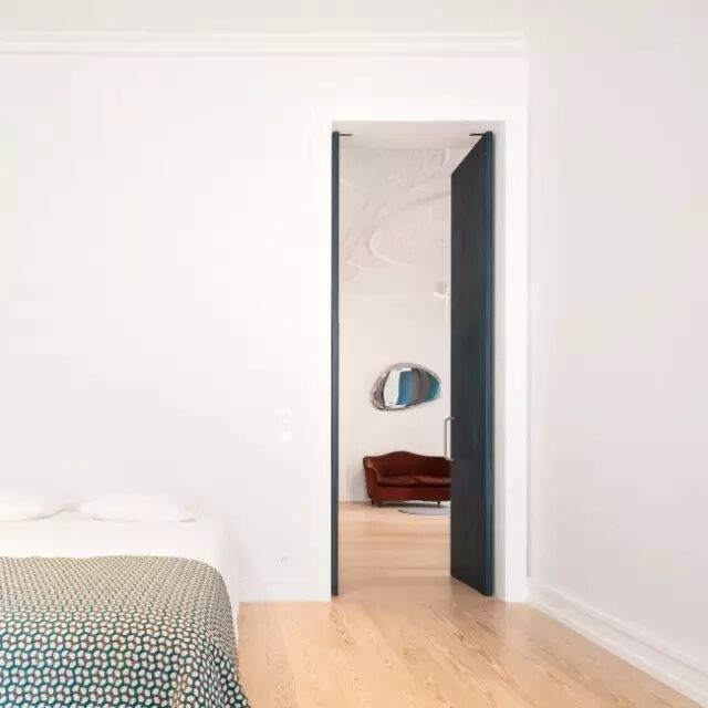 一堵半圆形的分隔墙，划分日夜不同的生活空间！