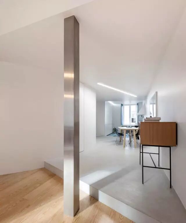 一堵半圆形的分隔墙，划分日夜不同的生活空间！