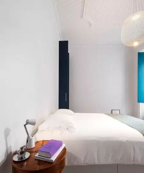 一堵半圆形的分隔墙，划分日夜不同的生活空间！