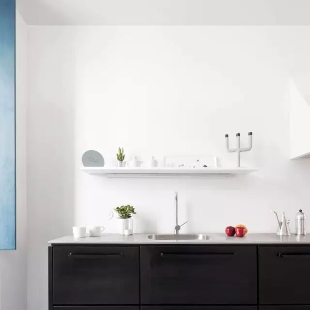 一堵半圆形的分隔墙，划分日夜不同的生活空间！