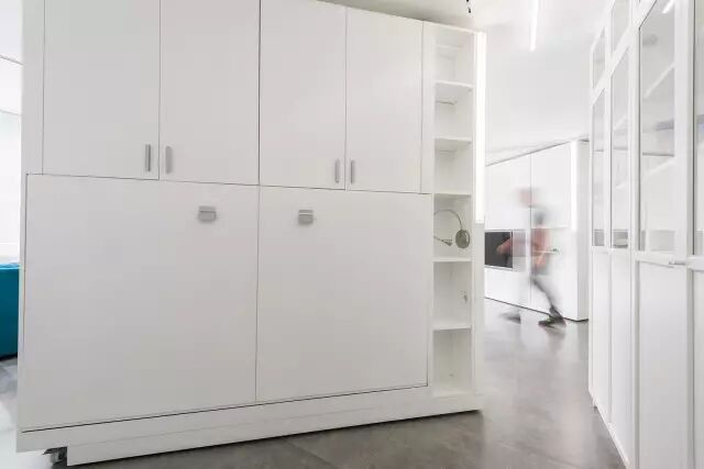 用移动家具打造70㎡超省空间变形公寓！