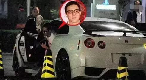 成龙一直开三菱 宝贝儿子却有豪车无数