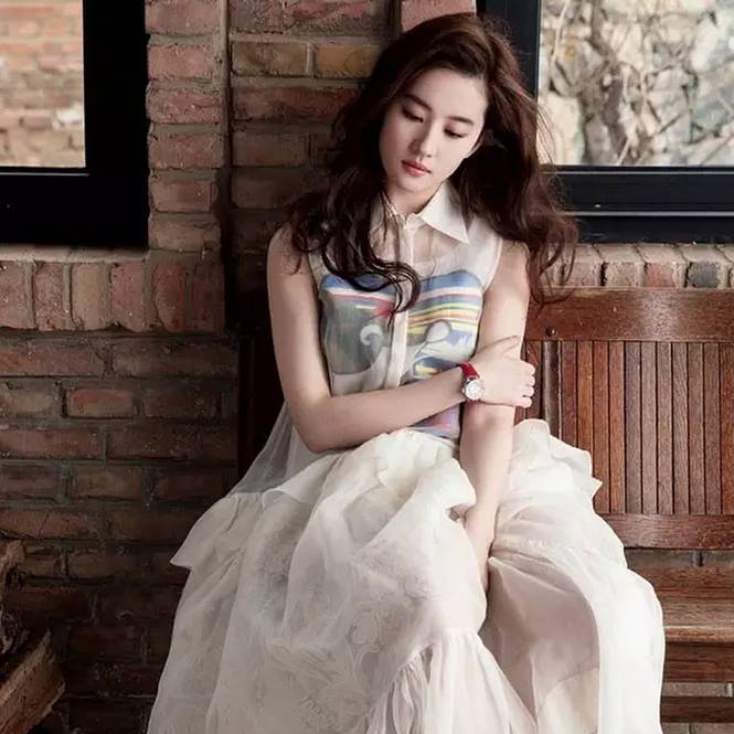 范冰冰刘亦菲蒋欣的手臂一个比一个粗 但却能把无袖搭配的...