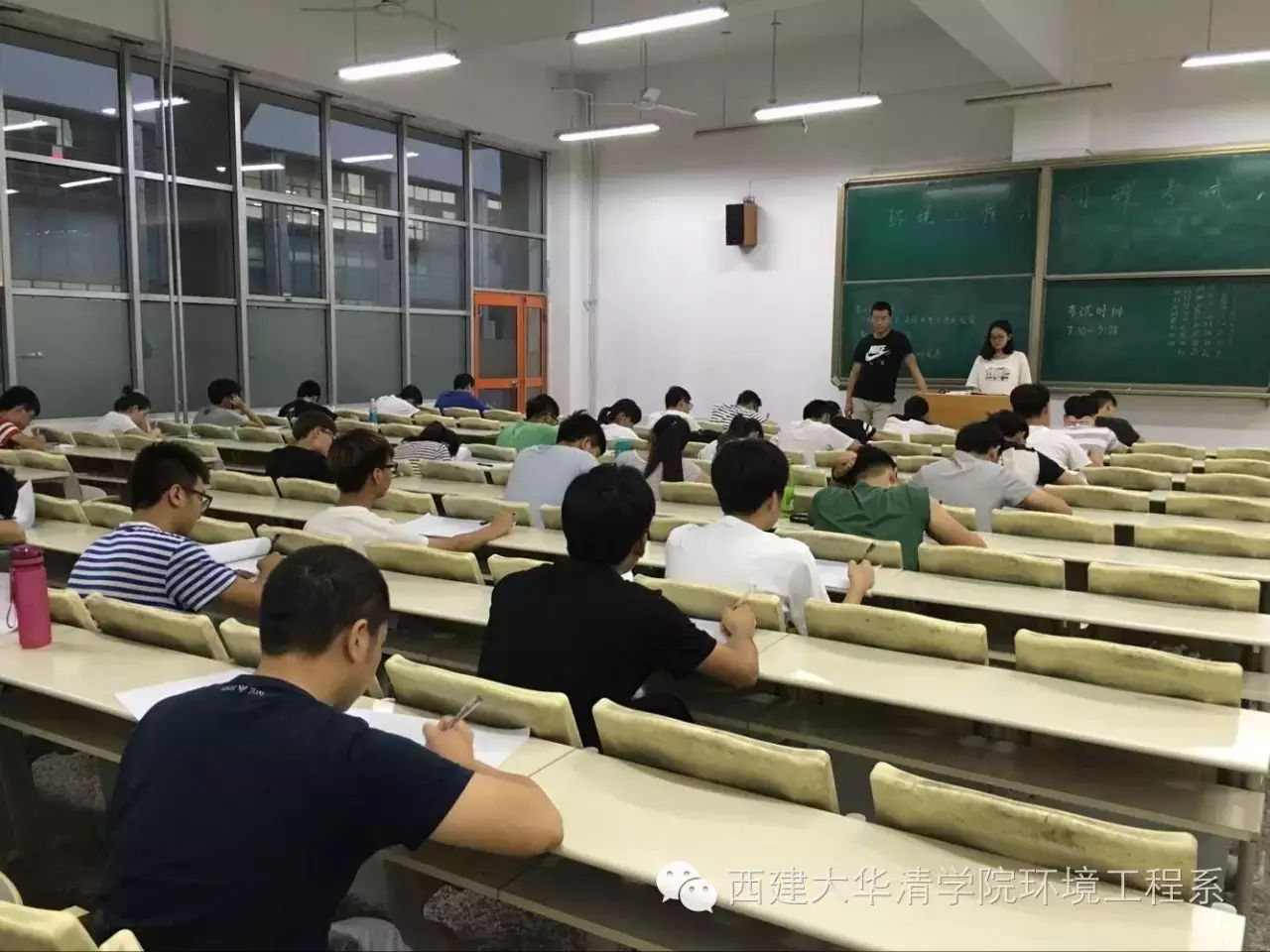 在考试之前,西安建筑科技大学华清学院院团委学生干部强调了考场纪律