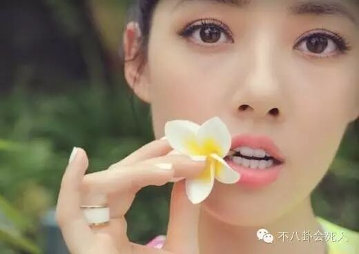 撩汉也撩妹!“老公”郭碧婷嘴角叼鲜花美照曝光