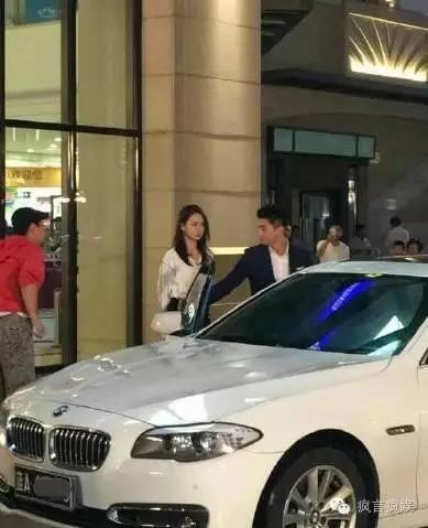吴奇隆开豪车接老婆刘诗诗?那个女人明明是戚薇!
