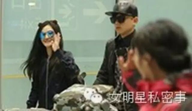 谢娜撇老公与粉丝热聊 张杰推车遭围堵