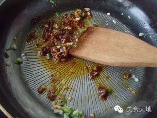 下入郫县豆瓣酱翻炒出红油