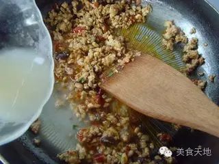加入高汤转至小火