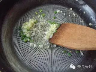 锅置火上适量油烧热