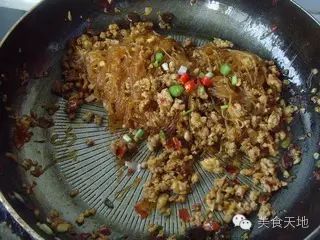 起锅时撒入青红辣椒