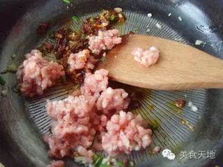 将肉馅入锅