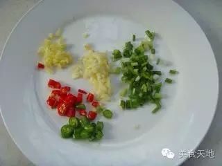 青红辣椒洗净切碎