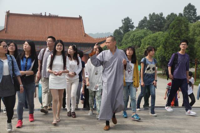 禅显法师带领同学们参观灵泉寺