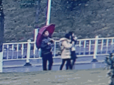 ▲&nbsp;只见他迅速靠近，右手伸进女生口袋，随后便若无其事的离开，而当事女生丝毫没有察觉。