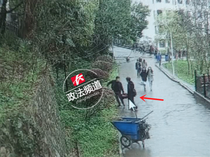 ▲“红伞男”归还手机