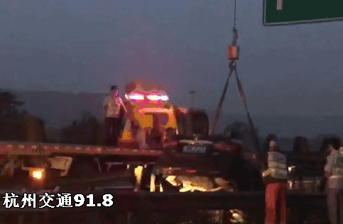 轎車(chē)上高速?zèng)_入綠化帶 一車(chē)人不報(bào)警躲進(jìn)草叢