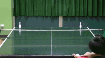 论乒乓打不赢你们中国,那我就负责来搞笑一把. ▼ 三个乒乓球一起上.