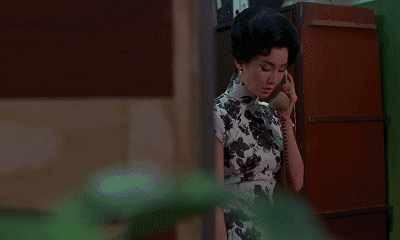 她略显清冷的气质,纤长的脖颈,玲珑有致又不夸张的扁身身材,与旗袍