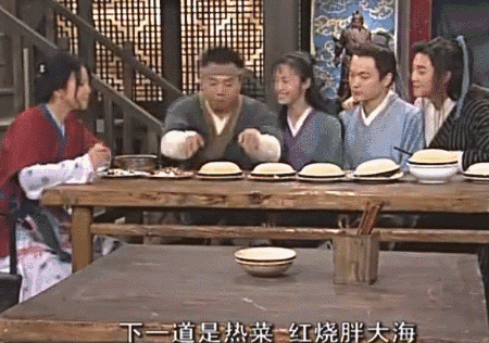 除了这些,还记得在第12集里,为了和对面的新开张的怡红院竞争,佟掌柜