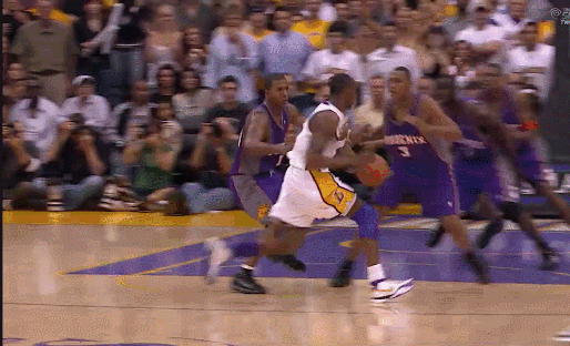 8个篮板,5.3次助攻,在23岁的年纪,科比成为最