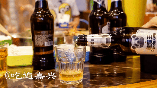看到啤酒在杯子里