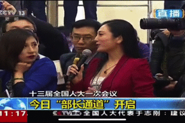 因翻白眼被吊销记者证 火速召回!她可能是史上最牛逼的记者