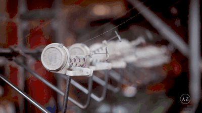 它在继承传统杭州织锦工艺的基础上,创新研制出五彩锦绣,经纬起花丝织