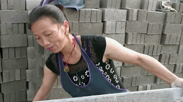 父亲目不识丁,也只能干些粗活.