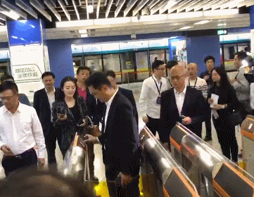 腾讯老总马化腾亲自体验扫码乘地铁了!以后再也不用排队了