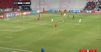 ��29���ӣ��￡����·����������ң������Ƕ�Ա������Χʧ�����ؽ�������������Է������������ڷ�Խλ������յ�����֣��й��Ӽ�ʱ��ƽ�ȷ֡��ϰ볡˫��ս��1��1ƽ���ױ���ս����48���ӣ�����ͻ�����С�Ƕ������ٴ�ƫ������51���ӣ������Ƕ������һ�򣬵����ڴ�ǰ���ѳ��类����Ч�����������ҹ����˱����³�����Ƥ���ϱ߷�Τ����������ǿ���ơ�