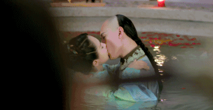 杨紫秦俊杰当众热吻恋情疑曝光张一山的祝福这么快就成真了吗