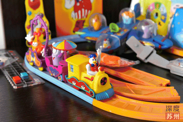 奇奇小车,奇奇飞行船,奇奇尺,奇奇照相机,奇奇储蓄罐……当时好多玩具