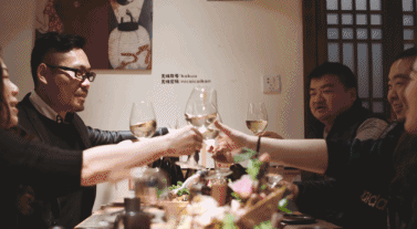 7张桌子的店要配7个厨师.