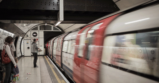 在绿皮火车的年代,月台上总是挤满了送别的人们.