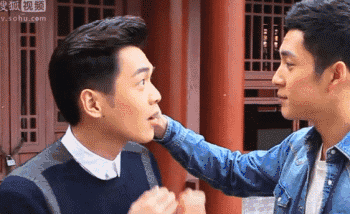 这不是我见到男神时的表情吗↓