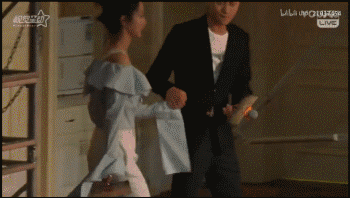 台上俩人还不断咬耳朵