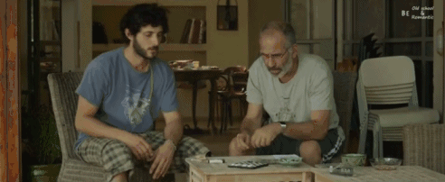 不仅如此,他们还一起下棋,像一对平凡的父子一样,大叔也会因为玩不过