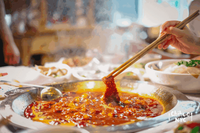 招牌麻辣牛肉食材最地道的成都火锅吃法是一罐香油,几勺蒜泥,香菜