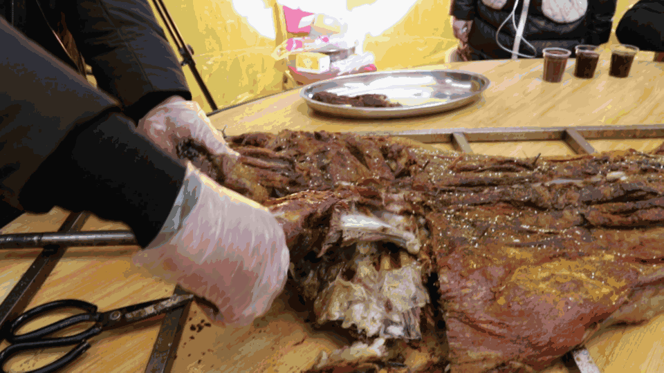 福利!来青岩刘生态庄园吃烤全羊了,再矜持的妹子也会站起来撕!